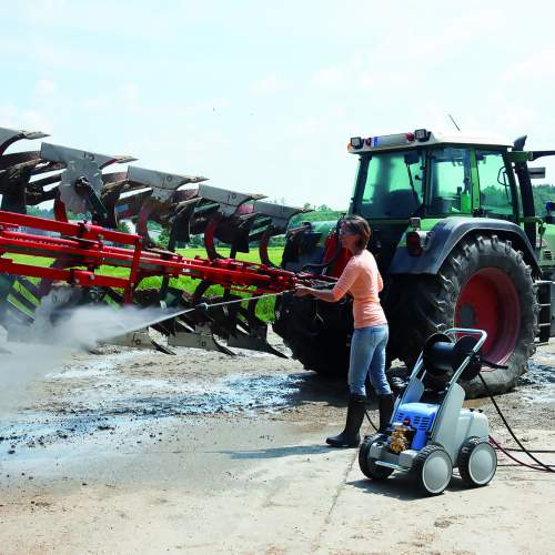 2017-05/traktor-med-plog